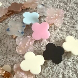 Pair of Clover Acrylic Hair Clips on Gold